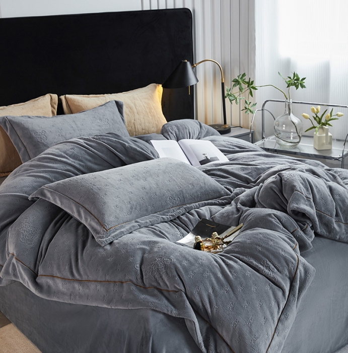 91家纺网 家纺一手货源 找家纺 凡客家居 2022新款牛奶绒雕花系列四件套 靓仔熊-高级灰