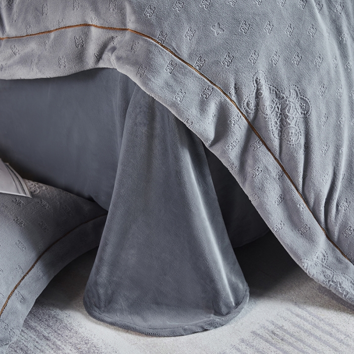 91家纺网 家纺一手货源 找家纺 凡客家居 2022新款牛奶绒雕花系列四件套 靓仔熊-高级灰