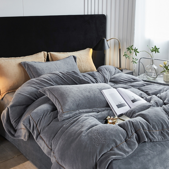 91家纺网 家纺一手货源 找家纺 凡客家居 2022新款牛奶绒雕花系列四件套 靓仔熊-高级灰