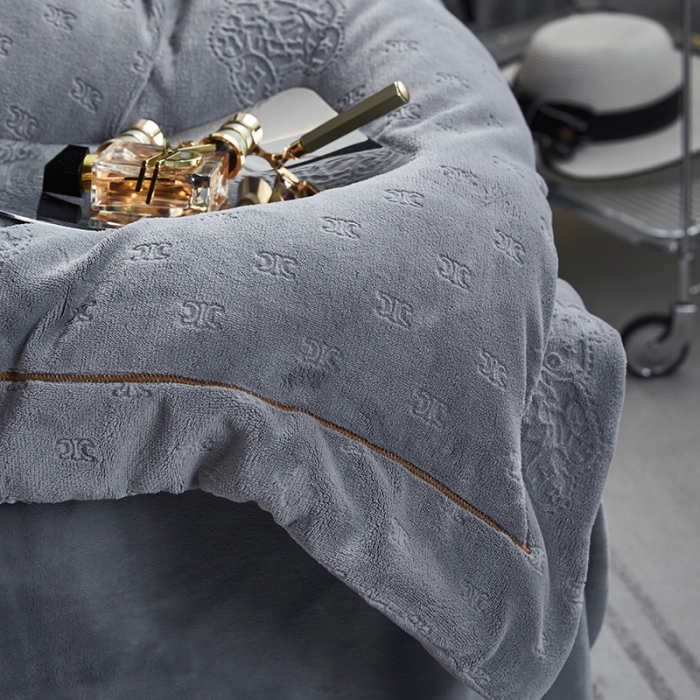 91家纺网 家纺一手货源 找家纺 凡客家居 2022新款牛奶绒雕花系列四件套 靓仔熊-高级灰