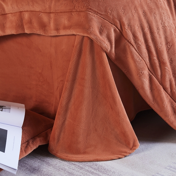 91家纺网 家纺一手货源 找家纺 凡客家居 2022新款牛奶绒雕花系列四件套 靓仔熊-卡曼桔