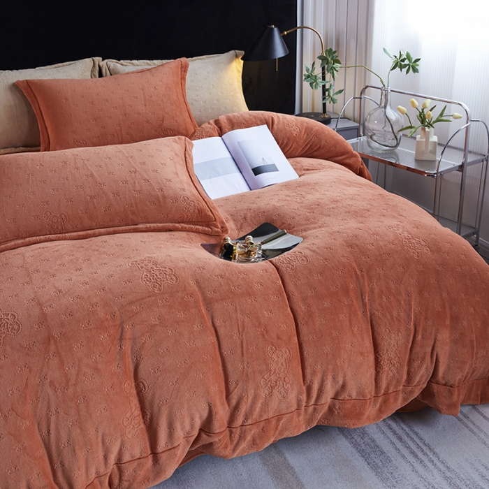 91家纺网 家纺一手货源 找家纺 凡客家居 2022新款牛奶绒雕花系列四件套 靓仔熊-卡曼桔