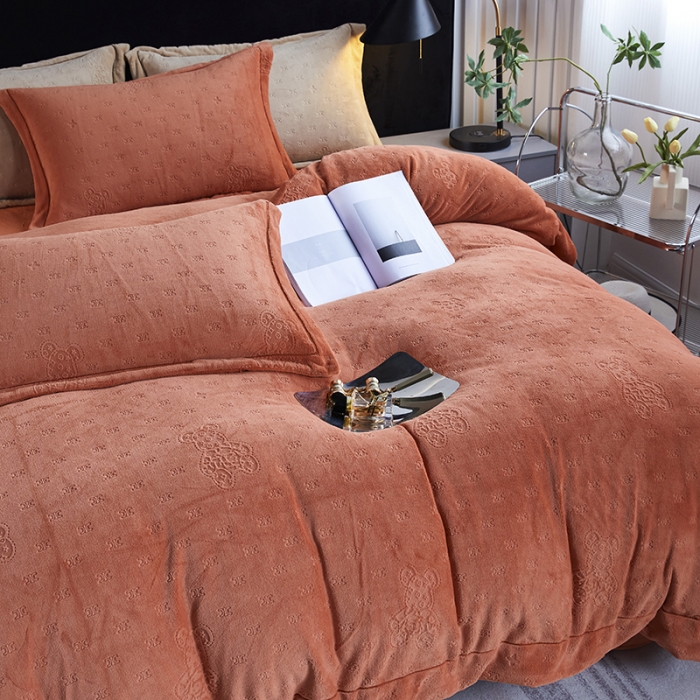 91家纺网 家纺一手货源 找家纺 凡客家居 2022新款牛奶绒雕花系列四件套 靓仔熊-卡曼桔