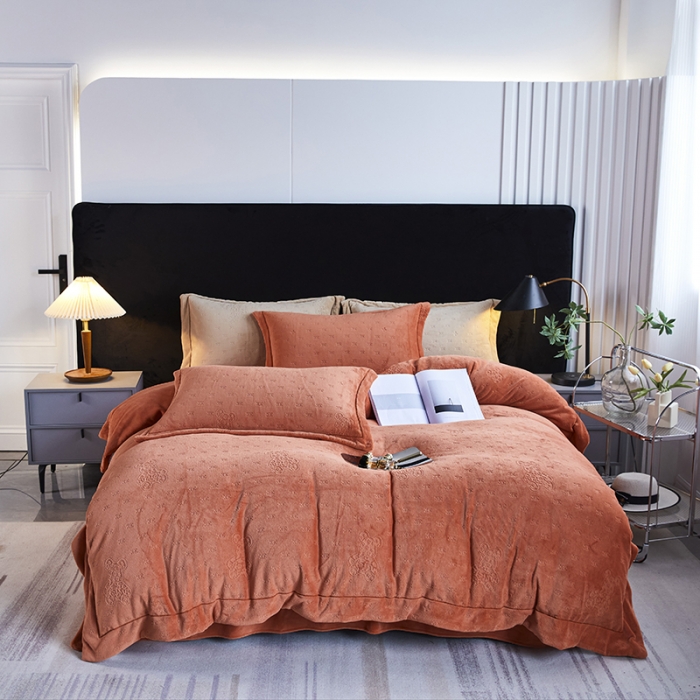 91家纺网 家纺一手货源 找家纺 凡客家居 2022新款牛奶绒雕花系列四件套 靓仔熊-卡曼桔