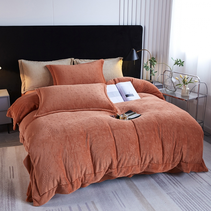 91家纺网 家纺一手货源 找家纺 凡客家居 2022新款牛奶绒雕花系列四件套 靓仔熊-卡曼桔