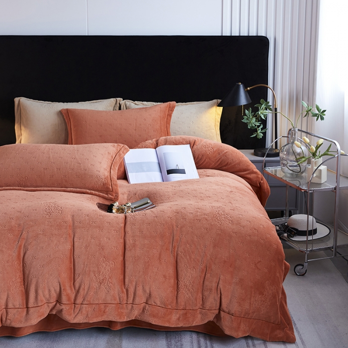 91家纺网 家纺一手货源 找家纺 凡客家居 2022新款牛奶绒雕花系列四件套 靓仔熊-卡曼桔