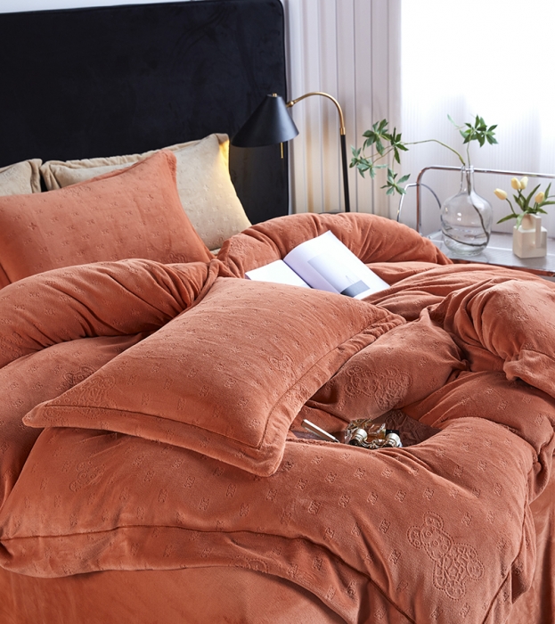 91家纺网 家纺一手货源 找家纺 凡客家居 2022新款牛奶绒雕花系列四件套 靓仔熊-卡曼桔