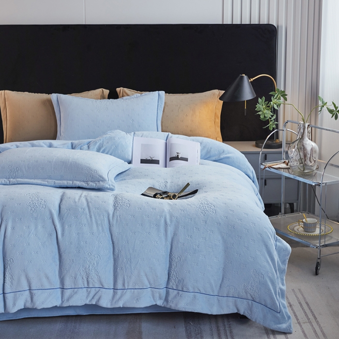 91家纺网 家纺一手货源 找家纺 凡客家居 2022新款牛奶绒雕花系列四件套 靓仔熊-智慧蓝