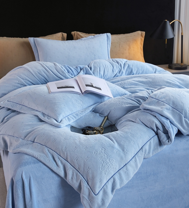 91家纺网 家纺一手货源 找家纺 凡客家居 2022新款牛奶绒雕花系列四件套 靓仔熊-智慧蓝