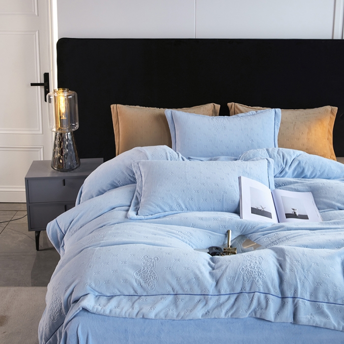 91家纺网 家纺一手货源 找家纺 凡客家居 2022新款牛奶绒雕花系列四件套 靓仔熊-智慧蓝