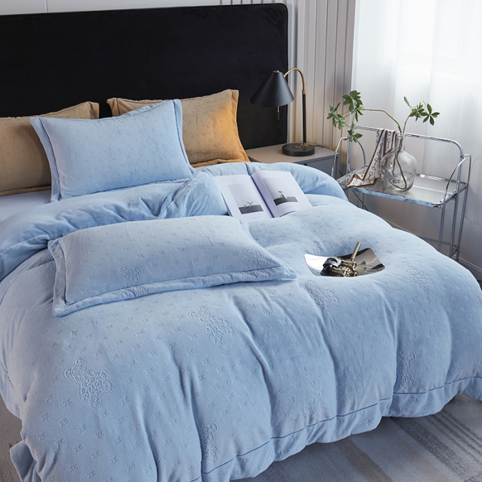 91家纺网 家纺一手货源 找家纺 凡客家居 2022新款牛奶绒雕花系列四件套 靓仔熊-智慧蓝