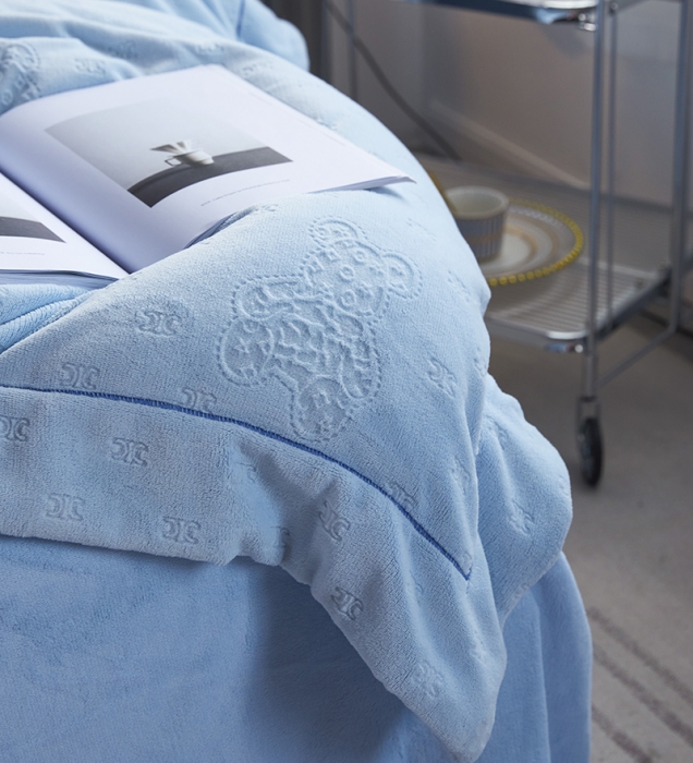 91家纺网 家纺一手货源 找家纺 凡客家居 2022新款牛奶绒雕花系列四件套 靓仔熊-智慧蓝