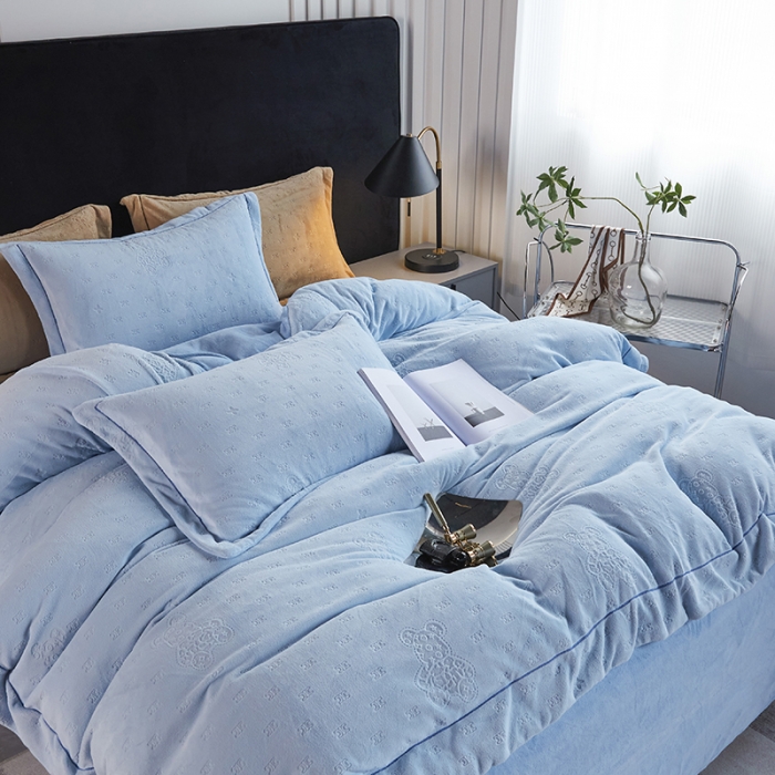 91家纺网 家纺一手货源 找家纺 凡客家居 2022新款牛奶绒雕花系列四件套 靓仔熊-智慧蓝