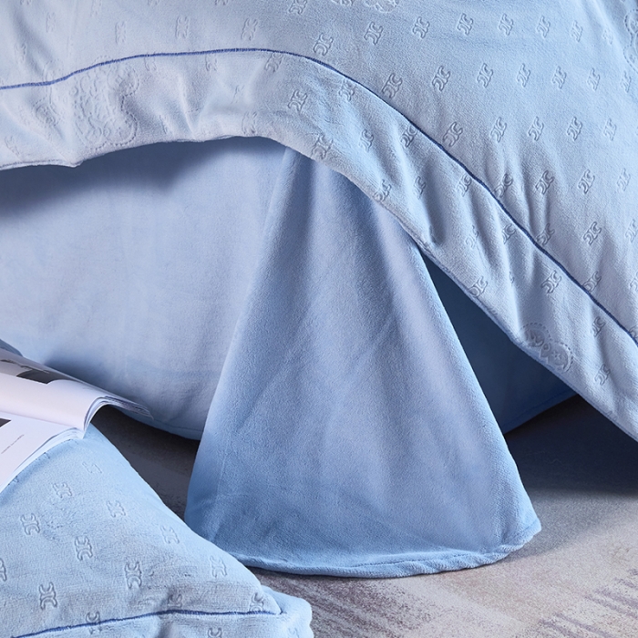 91家纺网 家纺一手货源 找家纺 凡客家居 2022新款牛奶绒雕花系列四件套 靓仔熊-智慧蓝