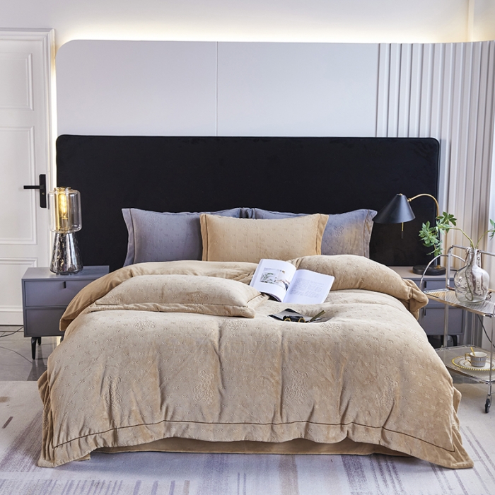 91家纺网 家纺一手货源 找家纺 凡客家居 2022新款牛奶绒雕花系列四件套 靓仔熊-棕卡