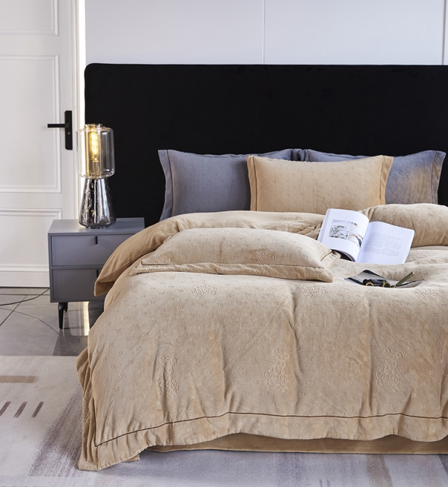 91家纺网 家纺一手货源 找家纺 凡客家居 2022新款牛奶绒雕花系列四件套 靓仔熊-棕卡