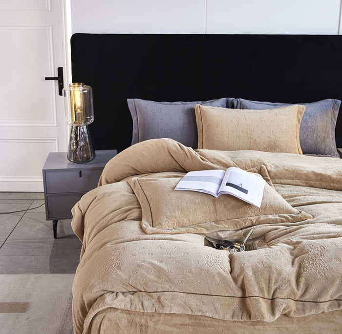 91家纺网 家纺一手货源 找家纺 凡客家居 2022新款牛奶绒雕花系列四件套 靓仔熊-棕卡