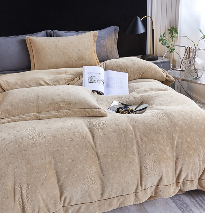 91家纺网 家纺一手货源 找家纺 凡客家居 2022新款牛奶绒雕花系列四件套 靓仔熊-棕卡