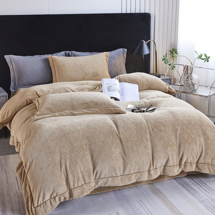 91家纺网 家纺一手货源 找家纺 凡客家居 2022新款牛奶绒雕花系列四件套 靓仔熊-棕卡