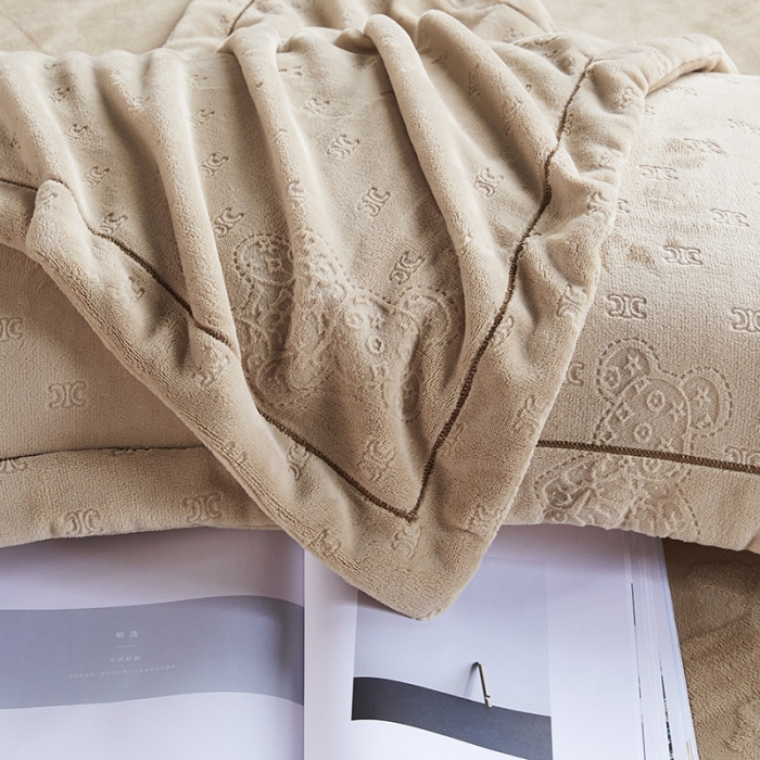 91家纺网 家纺一手货源 找家纺 凡客家居 2022新款牛奶绒雕花系列四件套 靓仔熊-棕卡