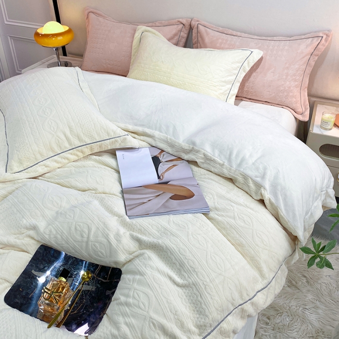 91家纺网 家纺一手货源 找家纺 凡客家居 2022新款牛奶绒雕花系列四件套 麻花-米黄