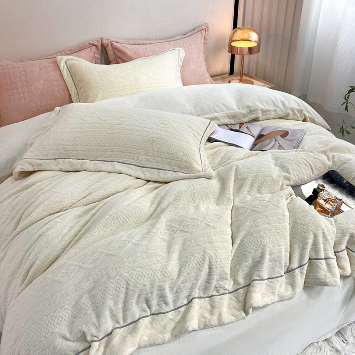 91家纺网 家纺一手货源 找家纺 凡客家居 2022新款牛奶绒雕花系列四件套 麻花-米黄