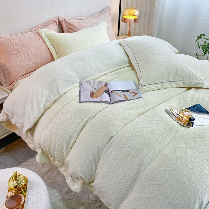 91家纺网 家纺一手货源 找家纺 凡客家居 2022新款牛奶绒雕花系列四件套 麻花-米黄