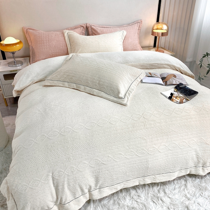 91家纺网 家纺一手货源 找家纺 凡客家居 2022新款牛奶绒雕花系列四件套 麻花-米黄