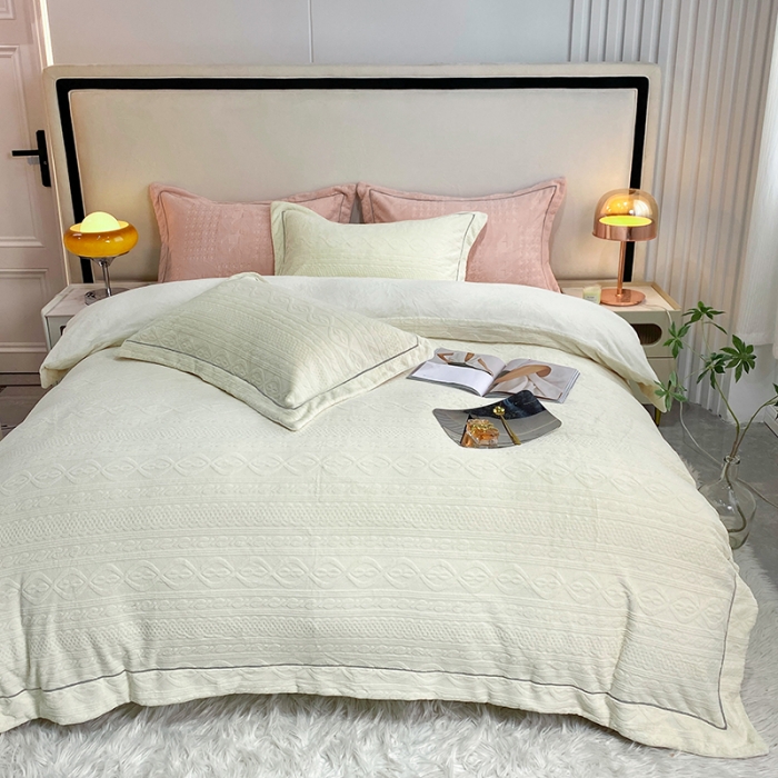 91家纺网 家纺一手货源 找家纺 凡客家居 2022新款牛奶绒雕花系列四件套 麻花-米黄