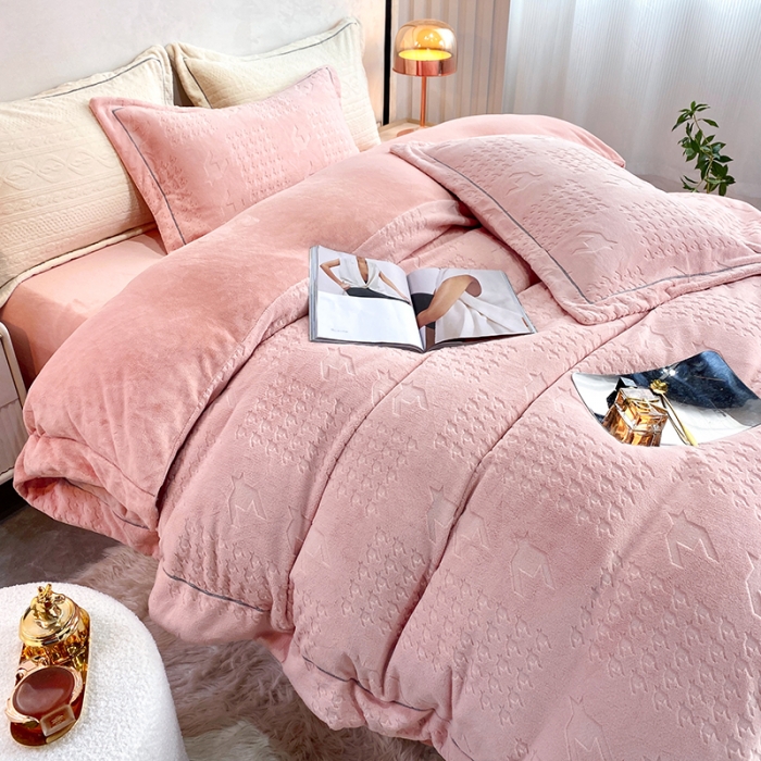 91家纺网 家纺一手货源 找家纺 凡客家居 2022新款牛奶绒雕花系列四件套 千鸟格-豆沙