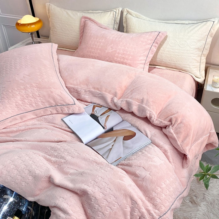 91家纺网 家纺一手货源 找家纺 凡客家居 2022新款牛奶绒雕花系列四件套 千鸟格-豆沙