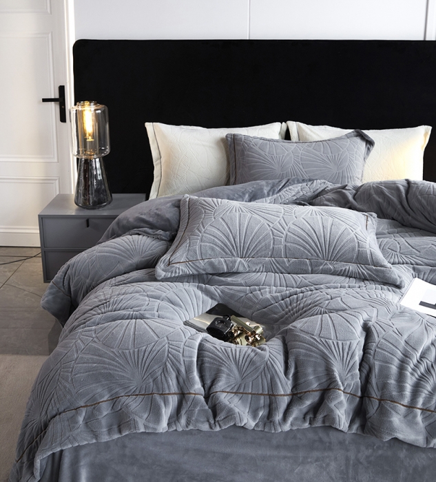 91家纺网 家纺一手货源 找家纺 凡客家居 2022新款牛奶绒雕花系列四件套 塞拉威-帝王灰