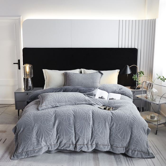 91家纺网 家纺一手货源 找家纺 凡客家居 2022新款牛奶绒雕花系列四件套 塞拉威-帝王灰