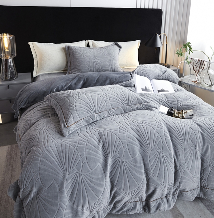 91家纺网 家纺一手货源 找家纺 凡客家居 2022新款牛奶绒雕花系列四件套 塞拉威-帝王灰