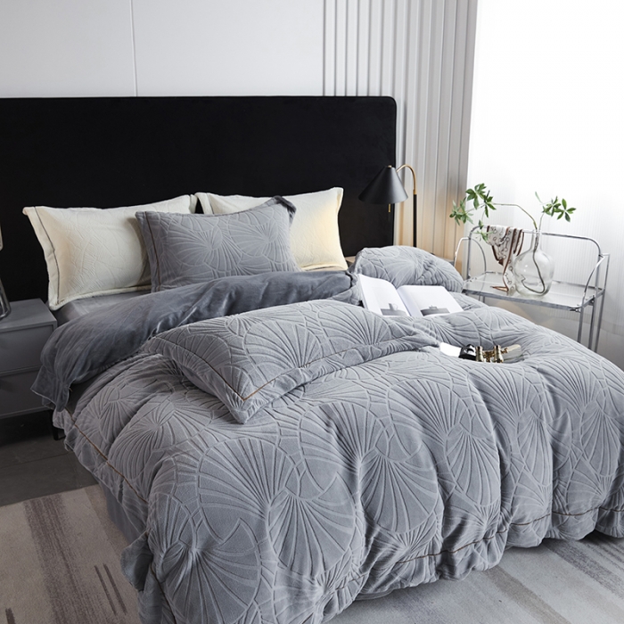 91家纺网 家纺一手货源 找家纺 凡客家居 2022新款牛奶绒雕花系列四件套 塞拉威-帝王灰