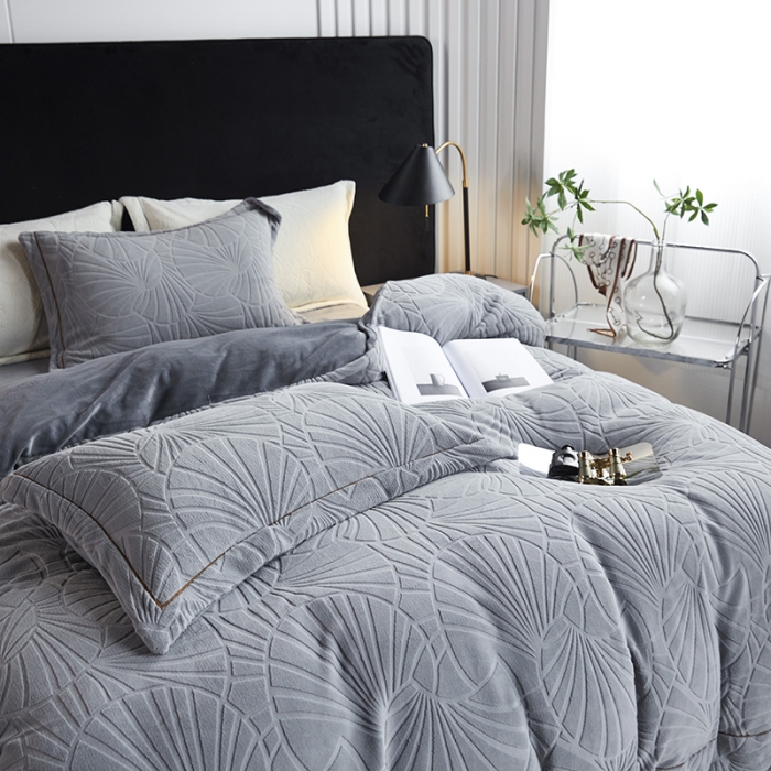 91家纺网 家纺一手货源 找家纺 凡客家居 2022新款牛奶绒雕花系列四件套 塞拉威-帝王灰