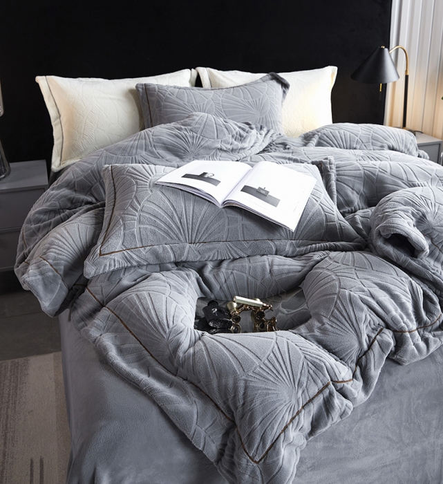 91家纺网 家纺一手货源 找家纺 凡客家居 2022新款牛奶绒雕花系列四件套 塞拉威-帝王灰