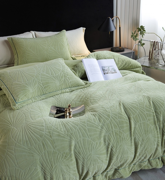 91家纺网 家纺一手货源 找家纺 凡客家居 2022新款牛奶绒雕花系列四件套 塞拉威-果绿