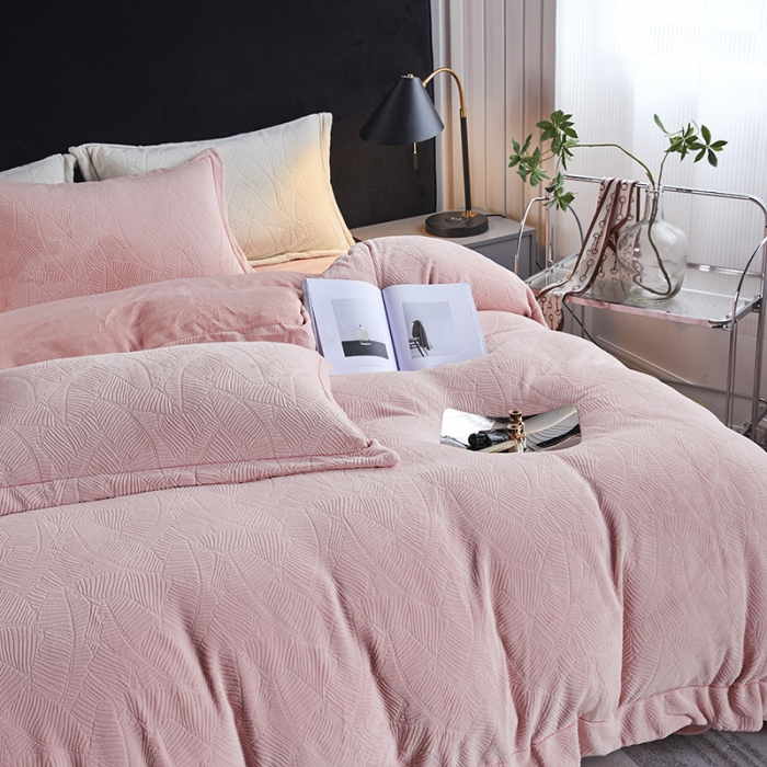 91家纺网 家纺一手货源 找家纺 凡客家居 2022新款牛奶绒雕花系列四件套 维娜-雷诺粉