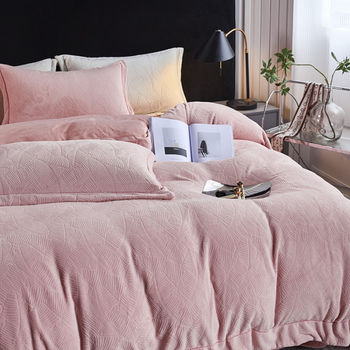 91家纺网 家纺一手货源 找家纺 凡客家居 2022新款牛奶绒雕花系列四件套 维娜-雷诺粉