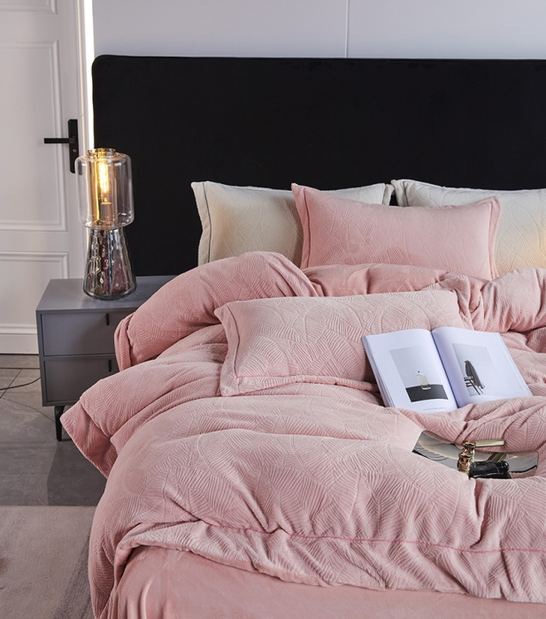 91家纺网 家纺一手货源 找家纺 凡客家居 2022新款牛奶绒雕花系列四件套 维娜-雷诺粉