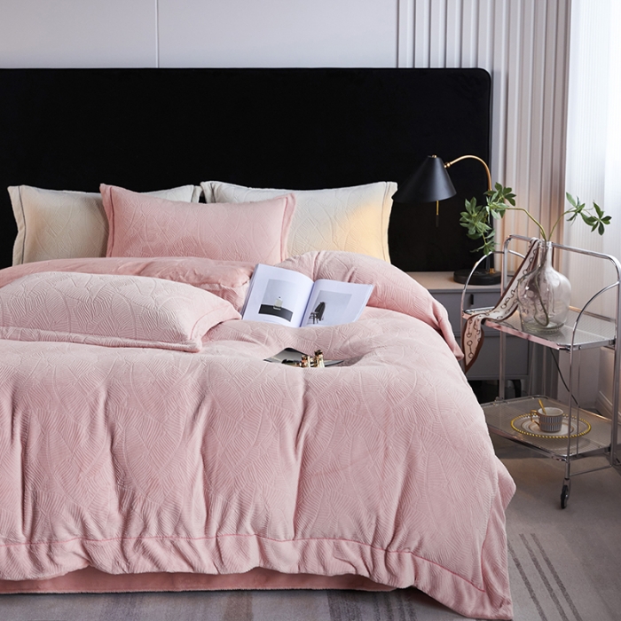 91家纺网 家纺一手货源 找家纺 凡客家居 2022新款牛奶绒雕花系列四件套 维娜-雷诺粉