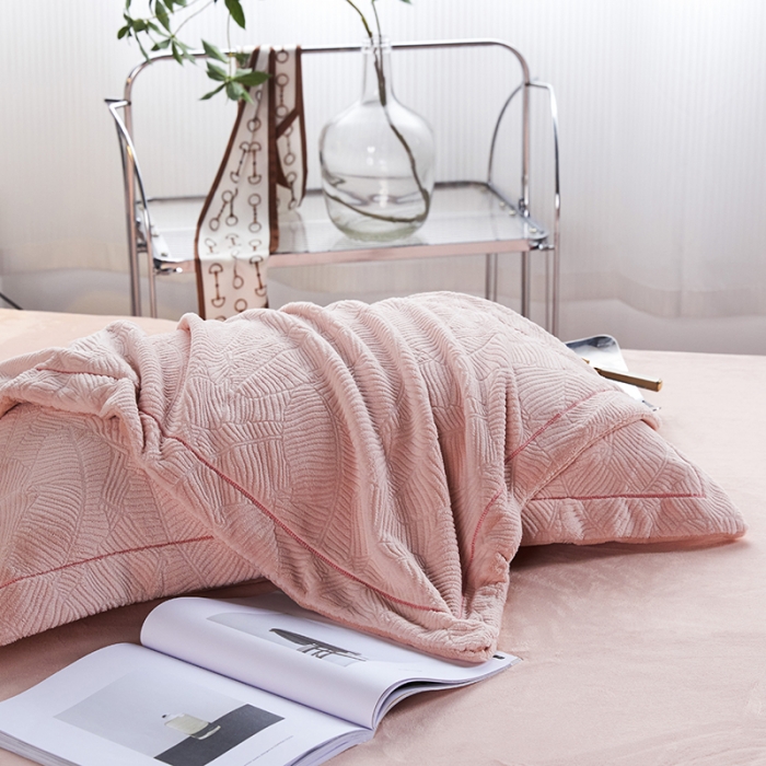 91家纺网 家纺一手货源 找家纺 凡客家居 2022新款牛奶绒雕花系列四件套 维娜-雷诺粉