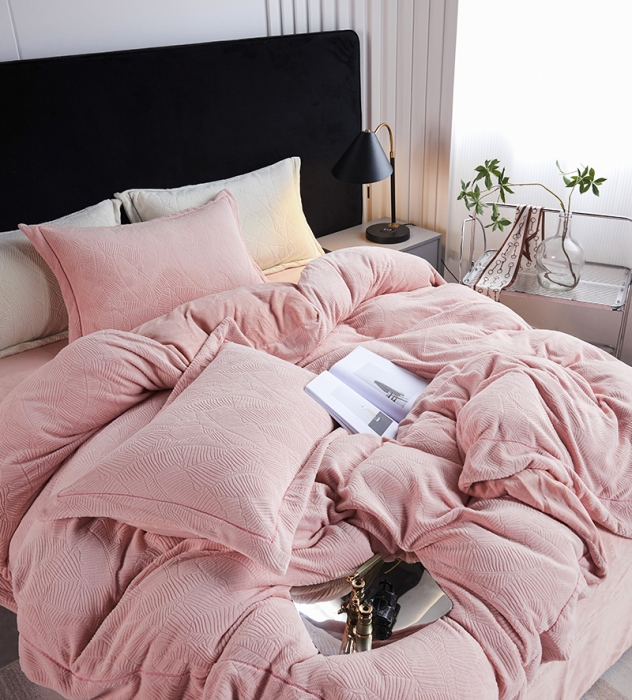 91家纺网 家纺一手货源 找家纺 凡客家居 2022新款牛奶绒雕花系列四件套 维娜-雷诺粉