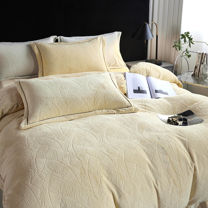 91家纺网 家纺一手货源 找家纺 凡客家居 2022新款牛奶绒雕花系列四件套 维娜-月牙黄