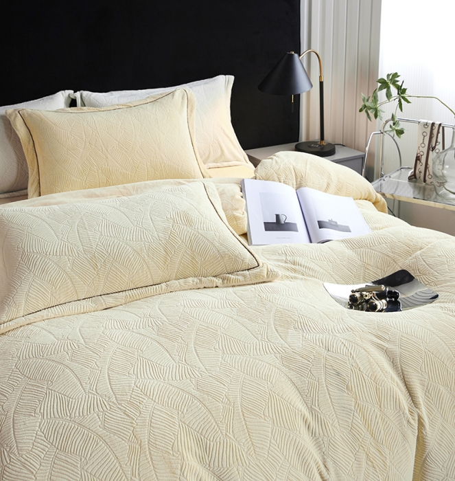 91家纺网 家纺一手货源 找家纺 凡客家居 2022新款牛奶绒雕花系列四件套 维娜-月牙黄