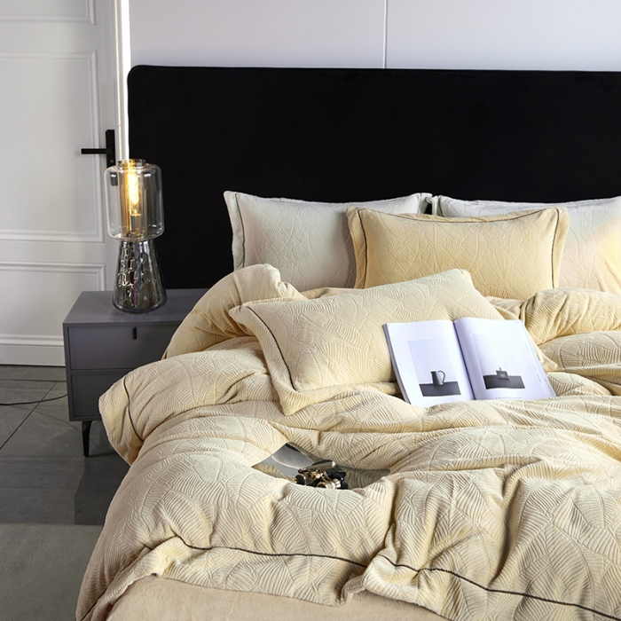 91家纺网 家纺一手货源 找家纺 凡客家居 2022新款牛奶绒雕花系列四件套 维娜-月牙黄