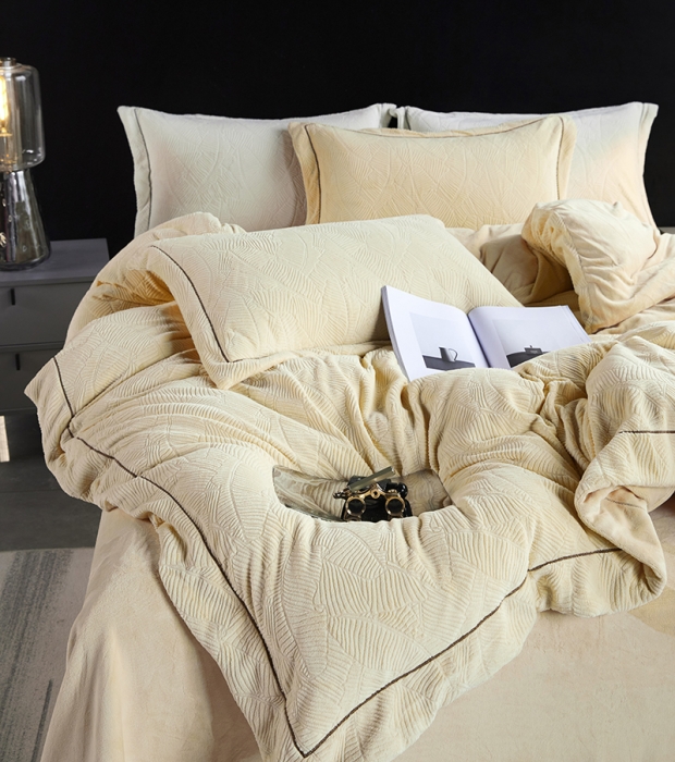 91家纺网 家纺一手货源 找家纺 凡客家居 2022新款牛奶绒雕花系列四件套 维娜-月牙黄