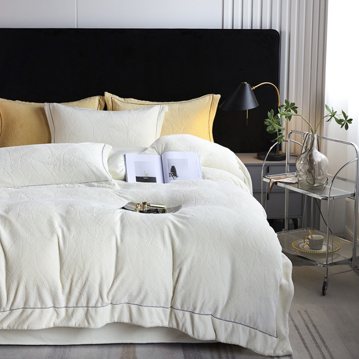 91家纺网 家纺一手货源 找家纺 凡客家居 2022新款牛奶绒雕花系列四件套 维娜-珍珠白