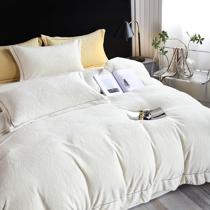 91家纺网 家纺一手货源 找家纺 凡客家居 2022新款牛奶绒雕花系列四件套 维娜-珍珠白